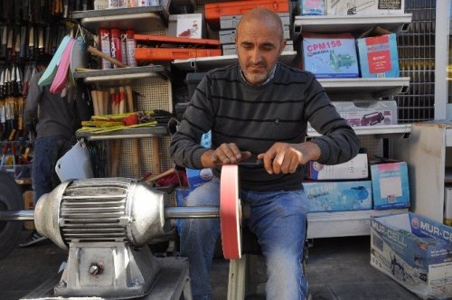 Bayram Öncesi Bıçaklar Bileniyor