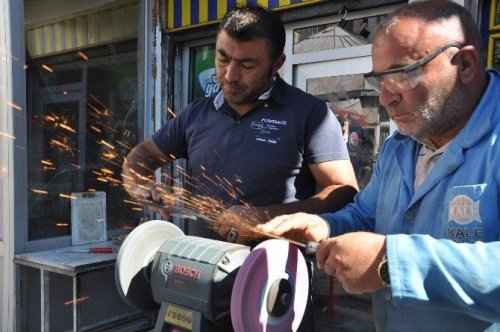 Bayram Öncesi Bıçaklar Bileniyor