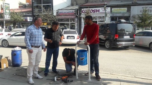 Belediye’den Caddelere Oturma Bankı ve Çöp Kovası