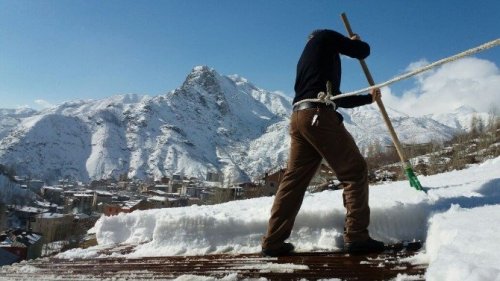 Bellerindeki İple Çatılarda Kar Temizliyorlar