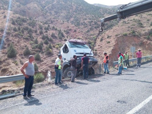 Beton Mikseri Dereye Uçtu: 1 Yaralı