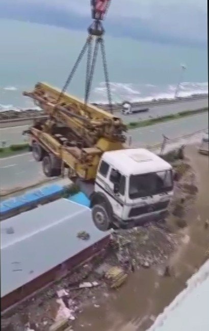 'Beton Pompası'nı Vinçle Çatıya Taşıdılar