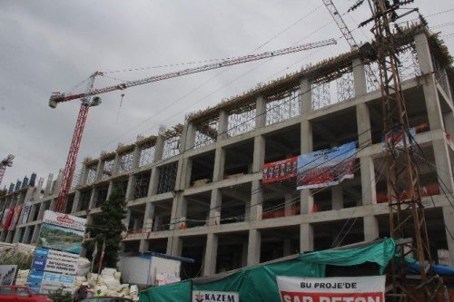 'Beton Pompası'nı Vinçle Çatıya Taşıdılar