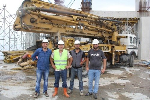 'Beton Pompası'nı Vinçle Çatıya Taşıdılar