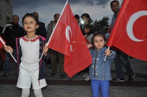 Binlerce Karslı 'Demokrasi Nöbeti'nde