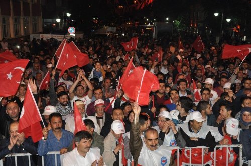 Binlerce Karslı 'Demokrasi Nöbeti'nde