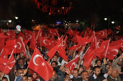 Binlerce Karslı 'Demokrasi Nöbeti'nde