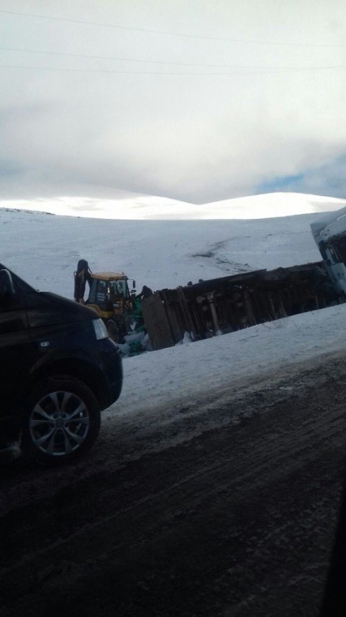 Boğatepe’de Kamyon Şarampole Devrildi