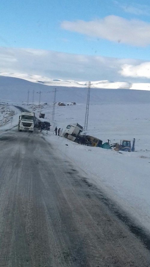 Boğatepe’de Kamyon Şarampole Devrildi