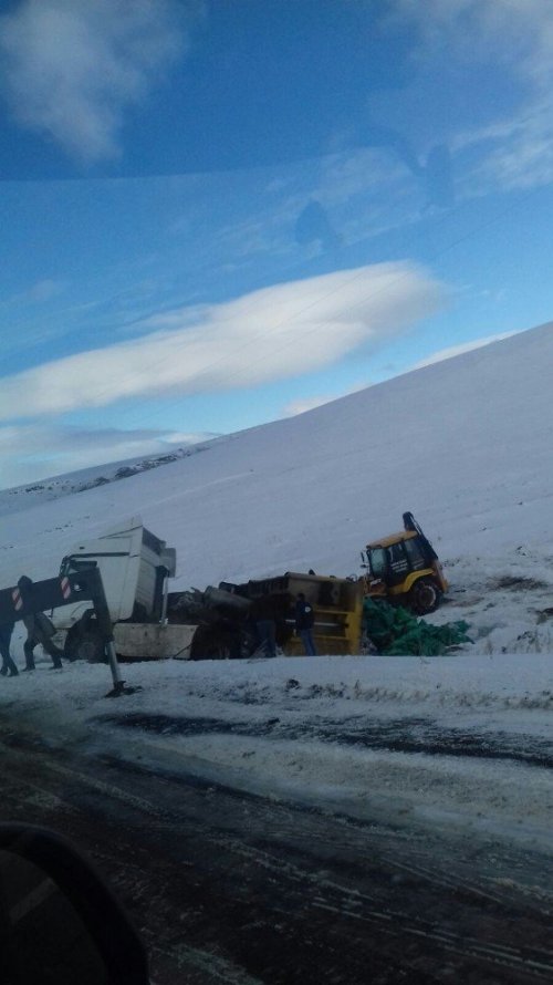 Boğatepe’de Kamyon Şarampole Devrildi