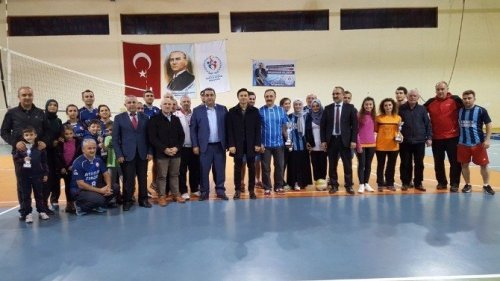 Borçka’da Öğretmenler Voleybol Turnuvası