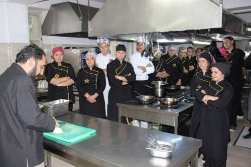 Bu Köyün Nüfusundan Fazla Öğrencisi Var