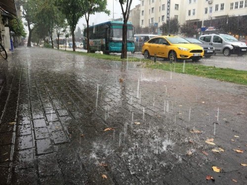 Bursa’da Yağış Hayatı Felç Etti