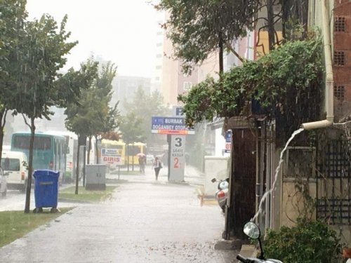 Bursa’da Yağış Hayatı Felç Etti
