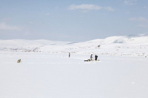 Buz Kaplı Gölde ‘Eskimo’ Usulü Balık Avı