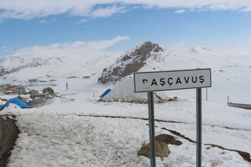 Buzlar Arasında Kalan Minare