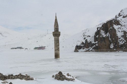 Buzlar Arasında Kalan Minare