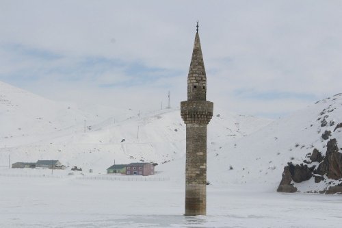 Buzlar Arasında Kalan Minare