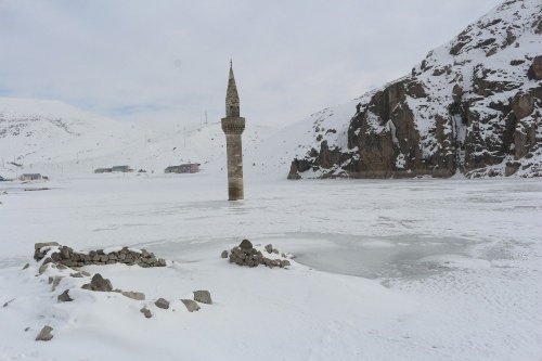 Buzlar Arasında Kalan Minare