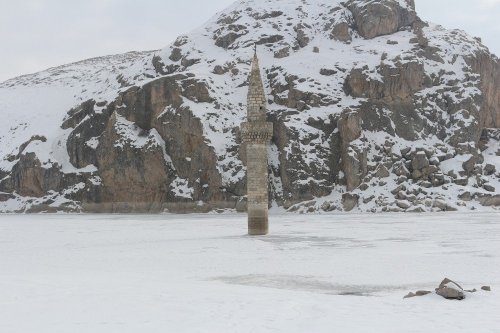Buzlar Arasında Kalan Minare