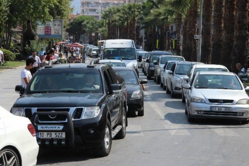 Çanakkale’de Feribot İskelesinde Bayram Yoğunluğu Devam Ediyor