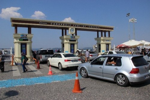 Çanakkale’de Feribot İskelesinde Bayram Yoğunluğu Devam Ediyor