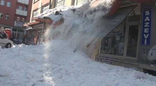 Çatıdan Düşen Kar Kütleleri Araca Zarar Verdi