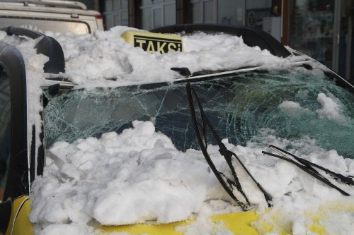 Çatıdan Düşen Kar Otomobili Kullanılamaz Hale Getirdi