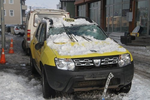 Çatıdan Düşen Kar Otomobili Kullanılamaz Hale Getirdi