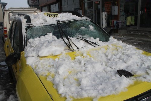Çatıdan Düşen Kar Otomobili Kullanılamaz Hale Getirdi