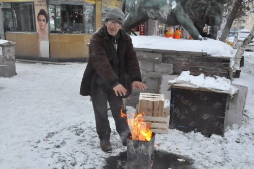 Çatılarda İki Metrelik Buz Sarkıtları