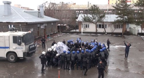 'Çevik Kuvvet’in Yağmur Altına Tatbikatı