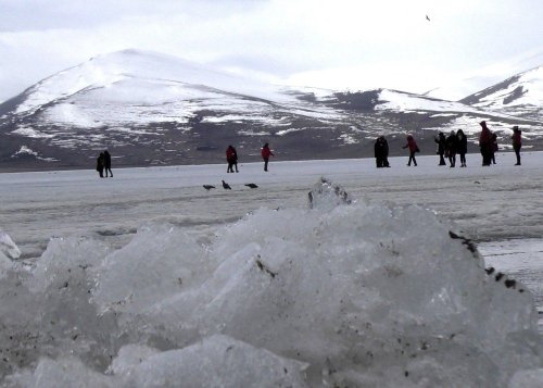 'Çıldır Gölü'nde Doğum Günü Kutladılar