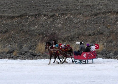 'Çıldır Gölü'nde Doğum Günü Kutladılar