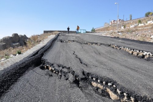 Çöken Yol Trafiğe Kapatıldı