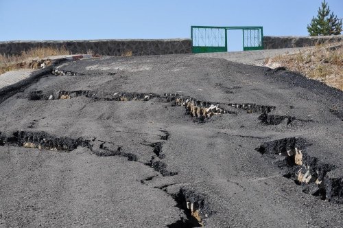 Çöken Yol Trafiğe Kapatıldı