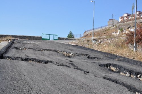 Çöken Yol Trafiğe Kapatıldı