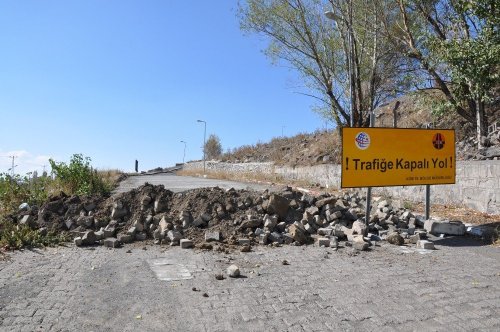 Çöken Yol Trafiğe Kapatıldı