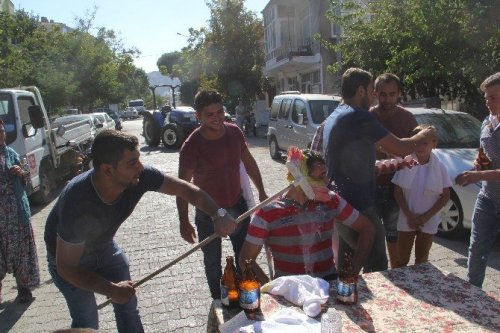Damadın Kafasında Yumurta Kırıp Fırçayla Yıkadılar