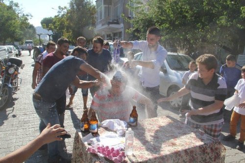 Damadın Kafasında Yumurta Kırıp Fırçayla Yıkadılar