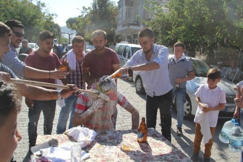 Damadın Kafasında Yumurta Kırıp Fırçayla Yıkadılar