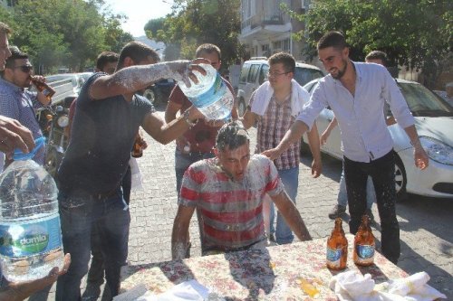 Damadın Kafasında Yumurta Kırıp Fırçayla Yıkadılar