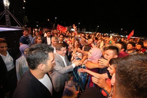 Davutoğlu: “Bu Günler Omuz Omuza Verme Günü”