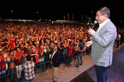 Davutoğlu: “Bu Günler Omuz Omuza Verme Günü”