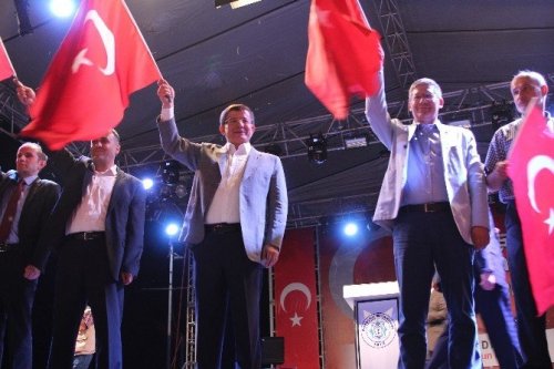 Davutoğlu: “Bu Günler Omuz Omuza Verme Günü”