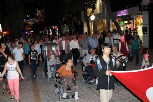 Depremin 17. Yıldönümünde Sessizce Yürüdüler