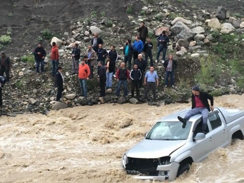 Dereye Uçan Araçtan Uzatılan İpe Tutarak Kurtuldu