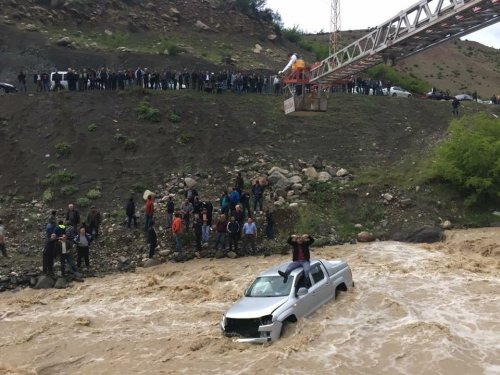 Dereye Uçan Araçtan Uzatılan İpe Tutarak Kurtuldu