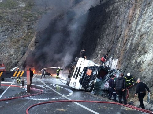 Devrilen Mazot Yüklü Tanker Yandı