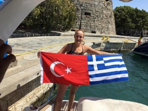 ’Dostluk’ İçin Yunan Adalarına Yüzerek Geçti